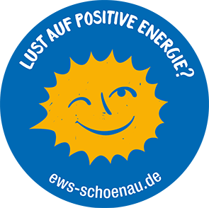 Aufkleber mit gelber lachender Sonne vor blauem Hintergrund mit Aufschrift «Lust auf positive Energie? ews-schoenau.de»