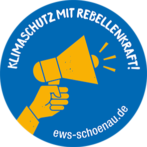 Aufkleber mit gelbem Megaphon vor blauem Hintergrund mit Aufschrift «Klimaschutz mit Rebellenkraft – ews.schoenau.de»