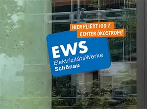 Aufkleber für Fenster mit Text "Hier fließt 100% Ökostrom" und EWS-Logo, kleine Variante