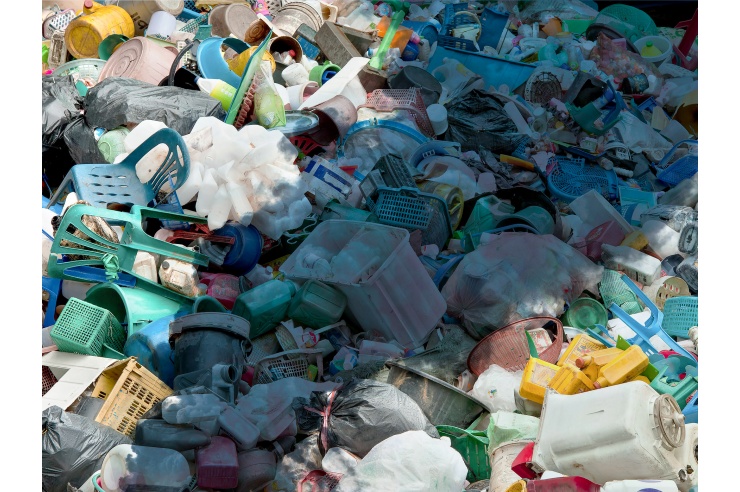 Eine Müllhalde mit vielen Plastikgegenständen.