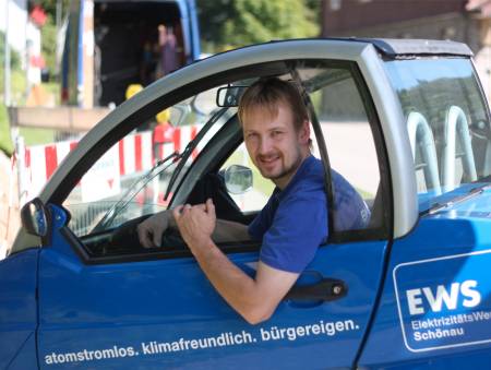 Mitarbeiter der EWS im Elektroauto