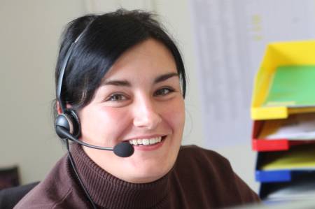 EWS-Mitarbeiterin im Telefongespräch