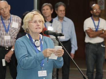Frau am Mikrofon stellt eine Frage