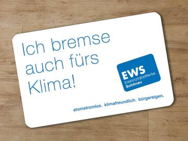Ladekarte von den EWS mit Aufdruck «Ich bremse auch fürs Klima!»