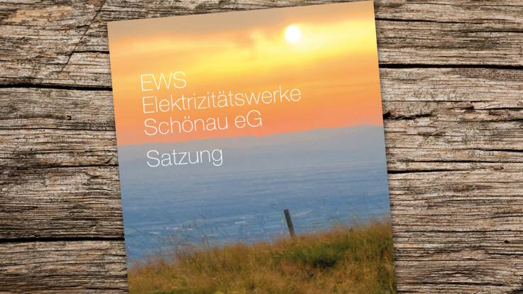 Satzung der EWS eG auf Holztisch