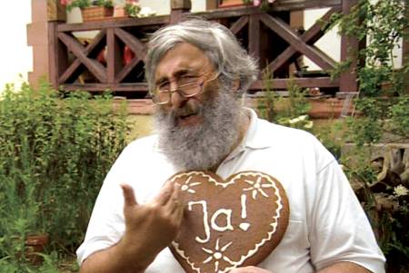 Michael Sladek zeigt ein Lebkuchenherz