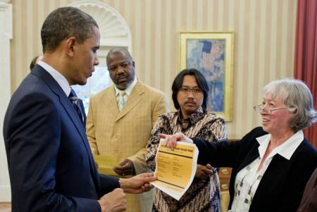 Ursula Sladek überreicht Barack Obama im Oval Office die «100 Good Reasons Against Nuclear Power»