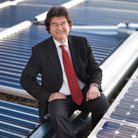 Alfred Ritter zwischen Photovoltaik-Modulen
