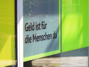 Eingangstür GLS Bank mit Leitspruch
