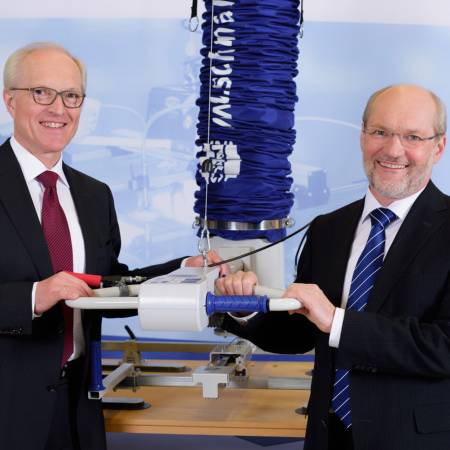 Kurt Schmalz und Wolfgang Schmalz mit Vakuumtechnologie