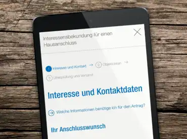 Auf einem Tablet-Computer ein Online-Formular mit der Überschrift «Interesse und Kontaktdaten»
