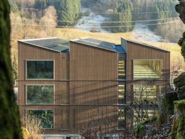 Blick auf die PV-Anlage auf dem Neubau der EWS Schönau