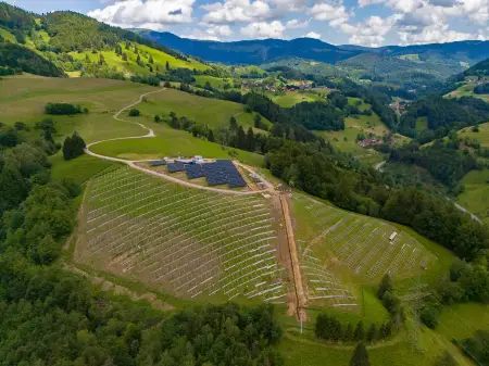 Luftaufnahme auf den im Bau befindlichen Solarpark; die ersten Module sind bereits montiert.