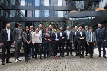 Gruppenbild von Menschen auf einer Holzterrasse