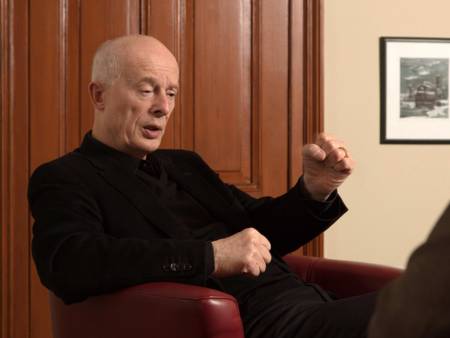 Prof. Hans Joachim Schellnhuber ballt im Gespräch die Faust