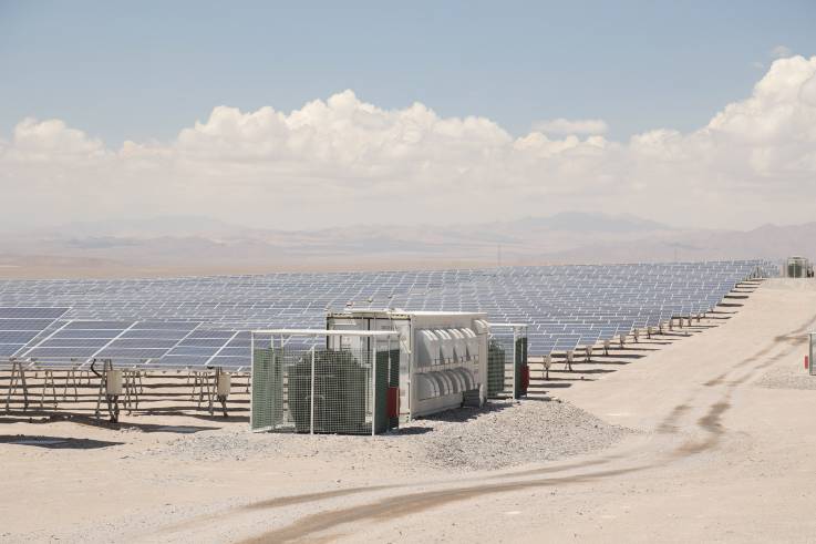 In einer wüstenartigen Landschaft stehen Tausende von Photovoltaik-Modulen.