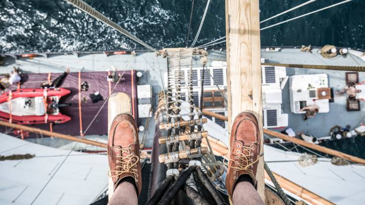 Blick auf das Schiffsdeck aus schwindelerregender Höhe