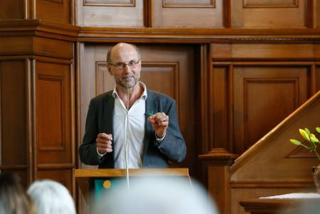 Josef Braun steht hinter der Kanzel in der Kirche.