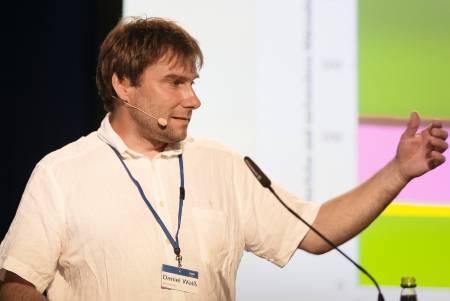 Dr. Daniel Weiß bei seinem Vortrag auf dem Stromseminar