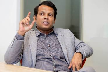 Bengalisch aussehender Mann, gestikulierend im Gespräch