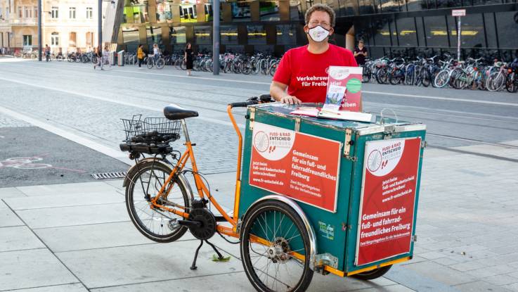 Ein Fahrradaktivist in Freiburg sammelt Unterschriften.
