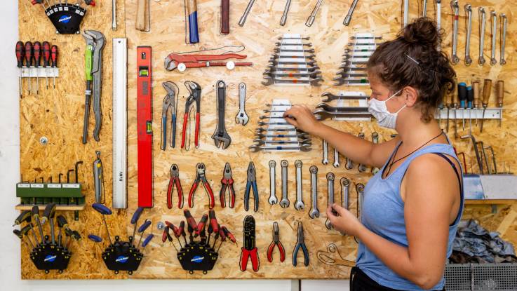 An der Wand sind säuberlich alle Schraubenschlüssel aufgehängt.