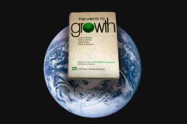 Der Globus mit der alten Originalausgabe Grenzen des Wachstums