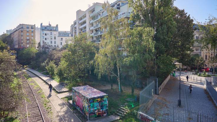 Eine ehemalige Bahnstrecke in der Stadt ist begrünt und begehbar.