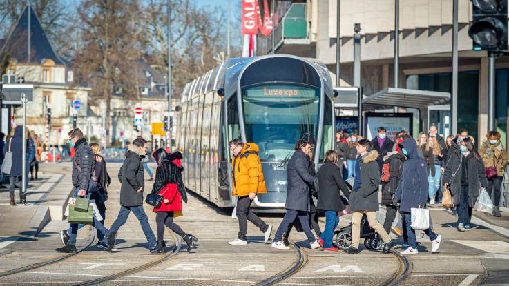 Eine Trambahn fährt auf einer von mehreren Schienenspuren der Kamera entgegen.