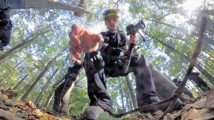 Die Helmkamera liegt auf dem Boden und fängt mehrere Polizisten ein – einer scheint nach ihr zu greifen.