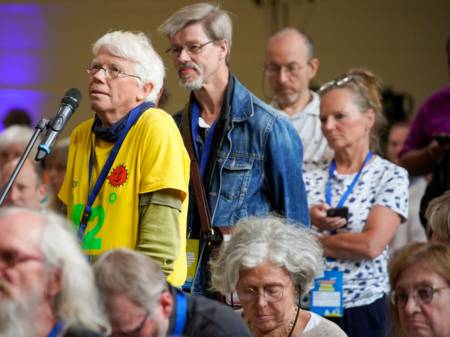 Vor dem Mikrofon im Saal stehen mehrere Zuschauer Schlange.