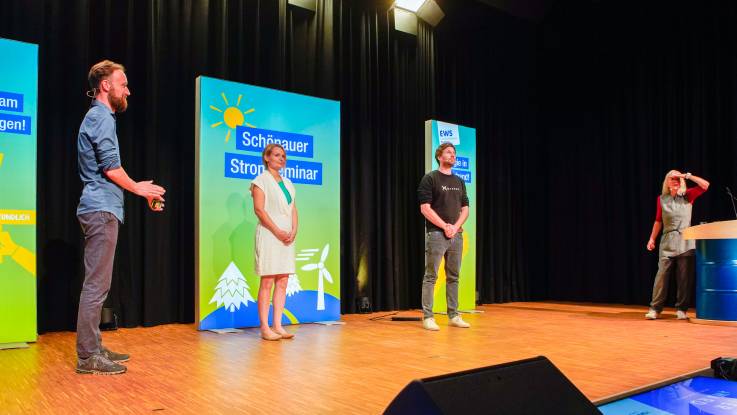 Eingerahmt von Philipp Appenzeller und Eva Stegen stehen die beiden Gewinner des «MakeItMatter-Awards» auf der Bühne.