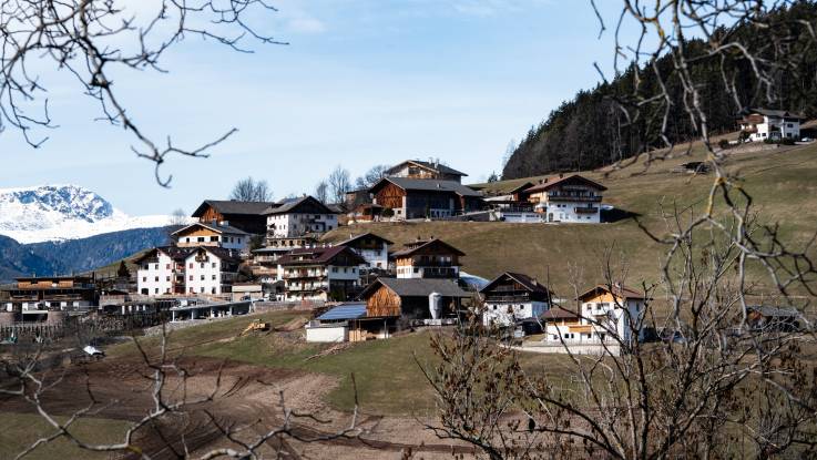 View of the village of St. Peter: A group of two- to three-storey houses, with large barns in between.