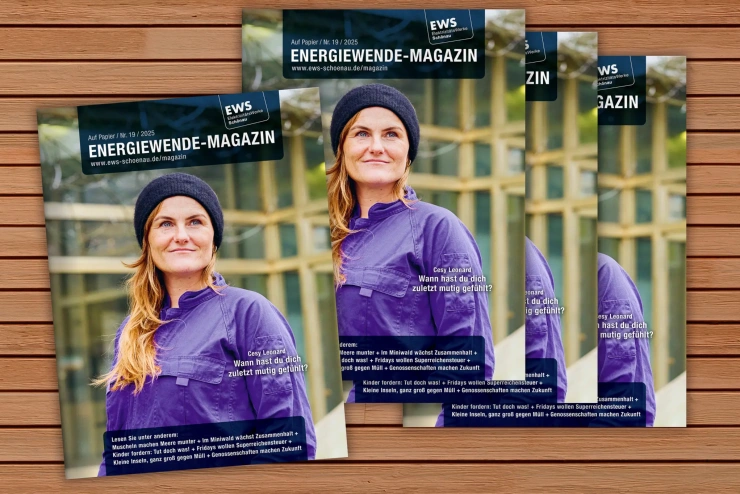 Drei Printausgaben des Energiewende-Magazins auf einer Fläche