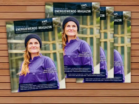 Auf einem Tisch liegen aufgefächert drei Printmagazine.