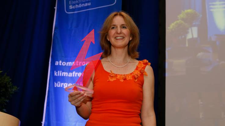 Tina Ternus mit dem Preis